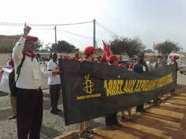 6) Amnesty International and the International Alliance of Inhabitants in front of the Embassy