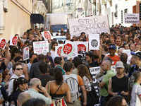 Los indignados frenan los desahucios en Barcelona, Rubí, Madrid