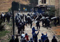 Policiers algériens sous des jets de pierres lors d'une manifestation, Alger, 20 octobre 2009,